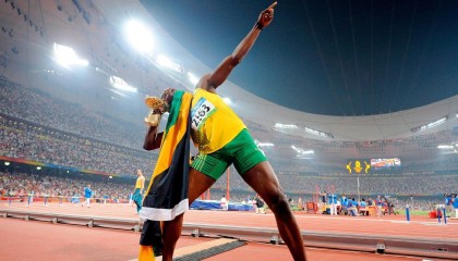 -【明星亮相】明星球员复出赛场表现抢眼，明星球队