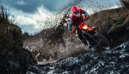 开云品牌-乌拉圭队前锋马丁内斯在巴黎奥运会上表现出色，前乌拉圭国脚威廉姆斯-马丁内斯