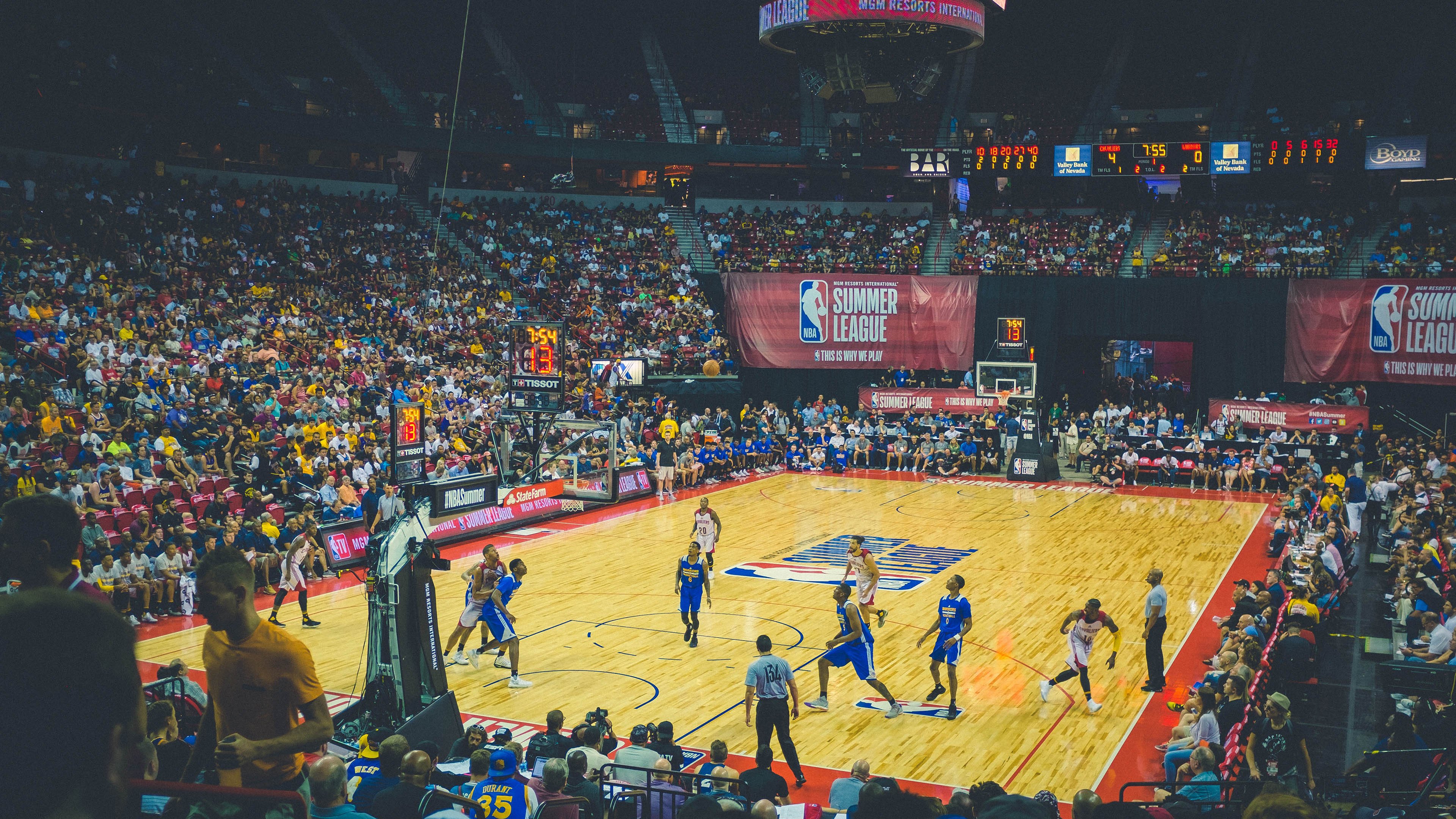 湖人加时险胜猛龙，里夫斯独砍25分成奇兵，湖人 里夫斯