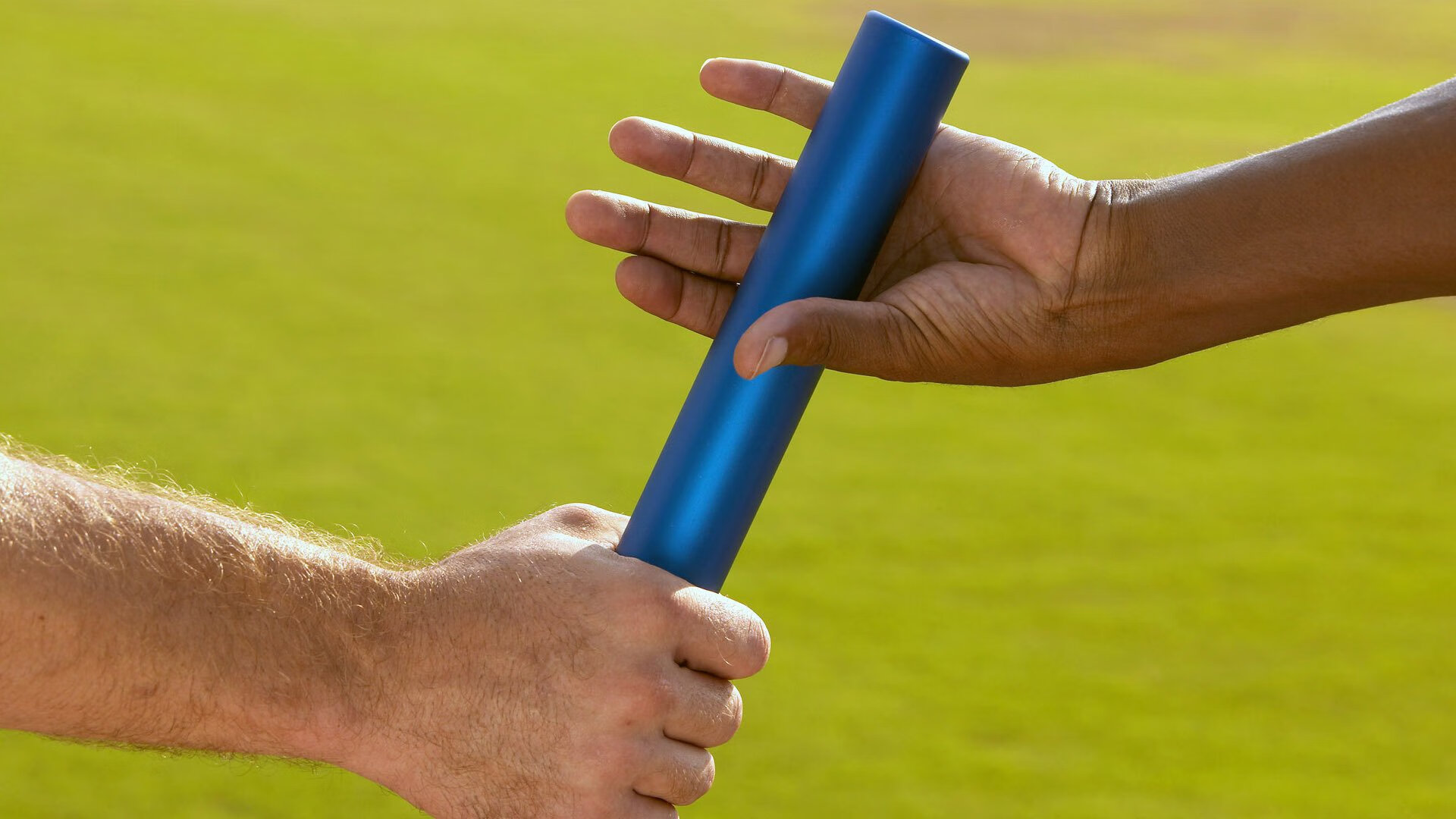 逆转游泳短距离项目爆发争冠悬念，游泳360度反转