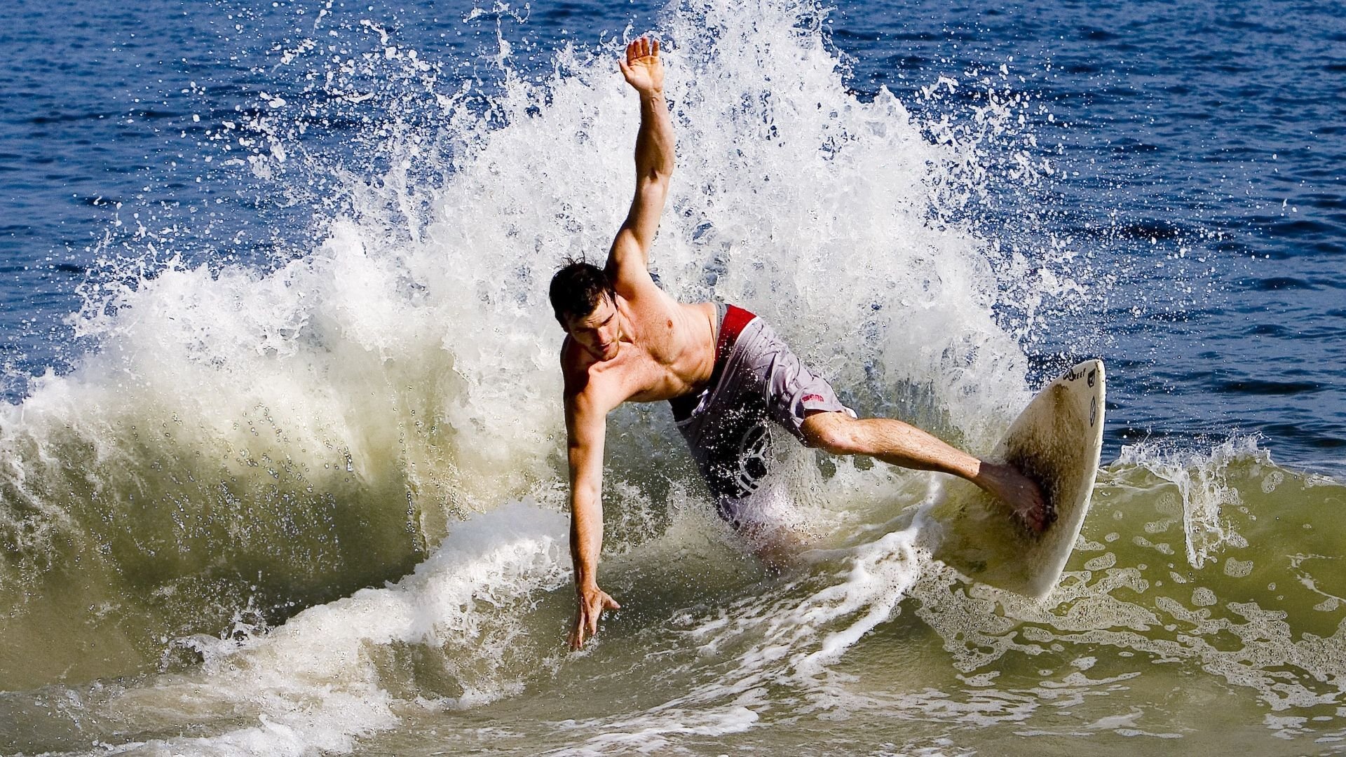 英超争夺激烈，精彩进球和神级扑救不断上演，英超进球集锦视频